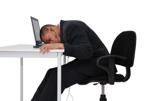 homme dormant sur son bureau
