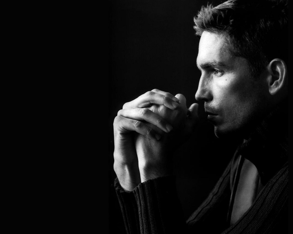 jim-Caviezel-pensar-gris