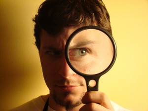 hombre-mirando-a-traves-de-lupa-2